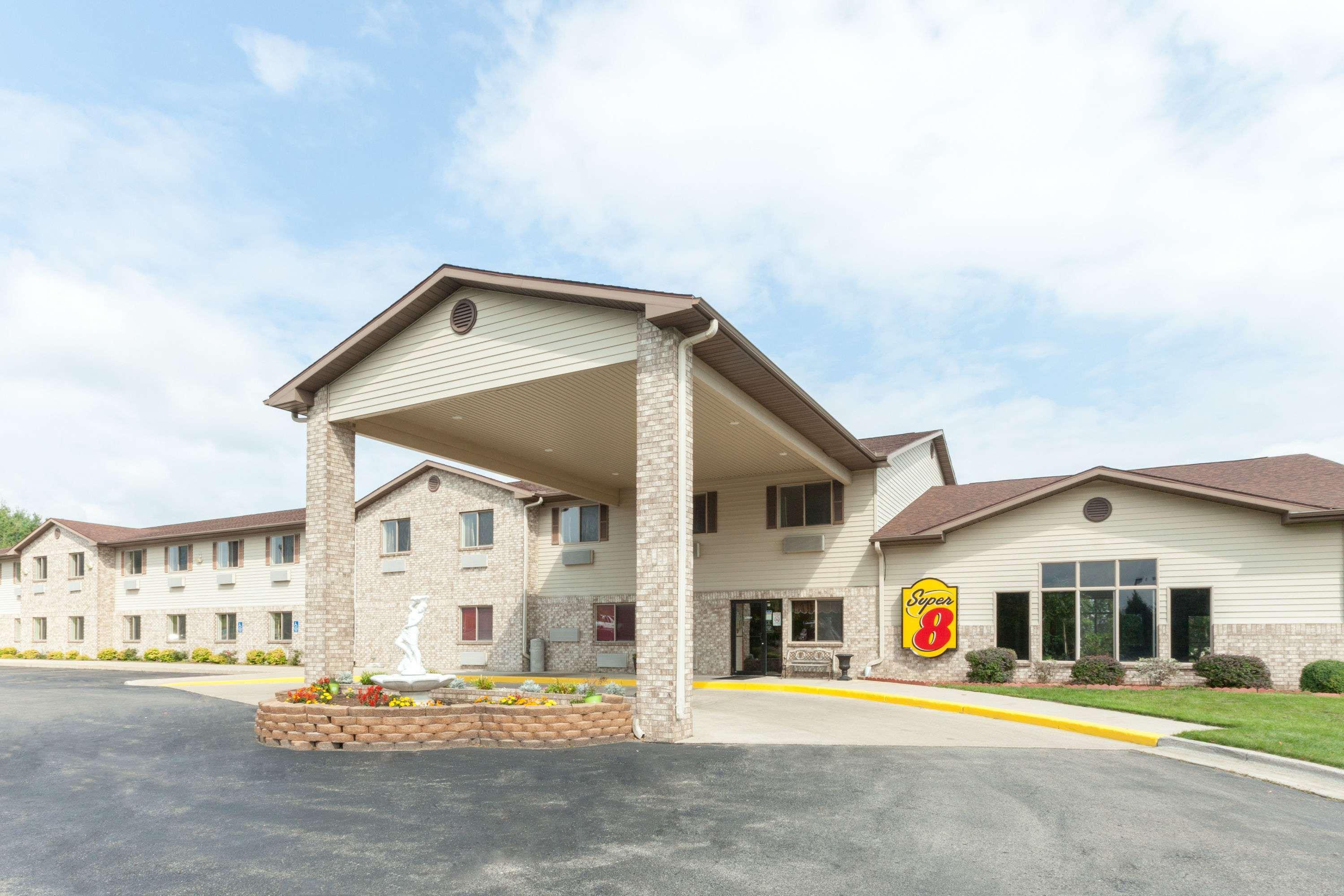 Super 8 By Wyndham Big Rapids Motel Exterior foto