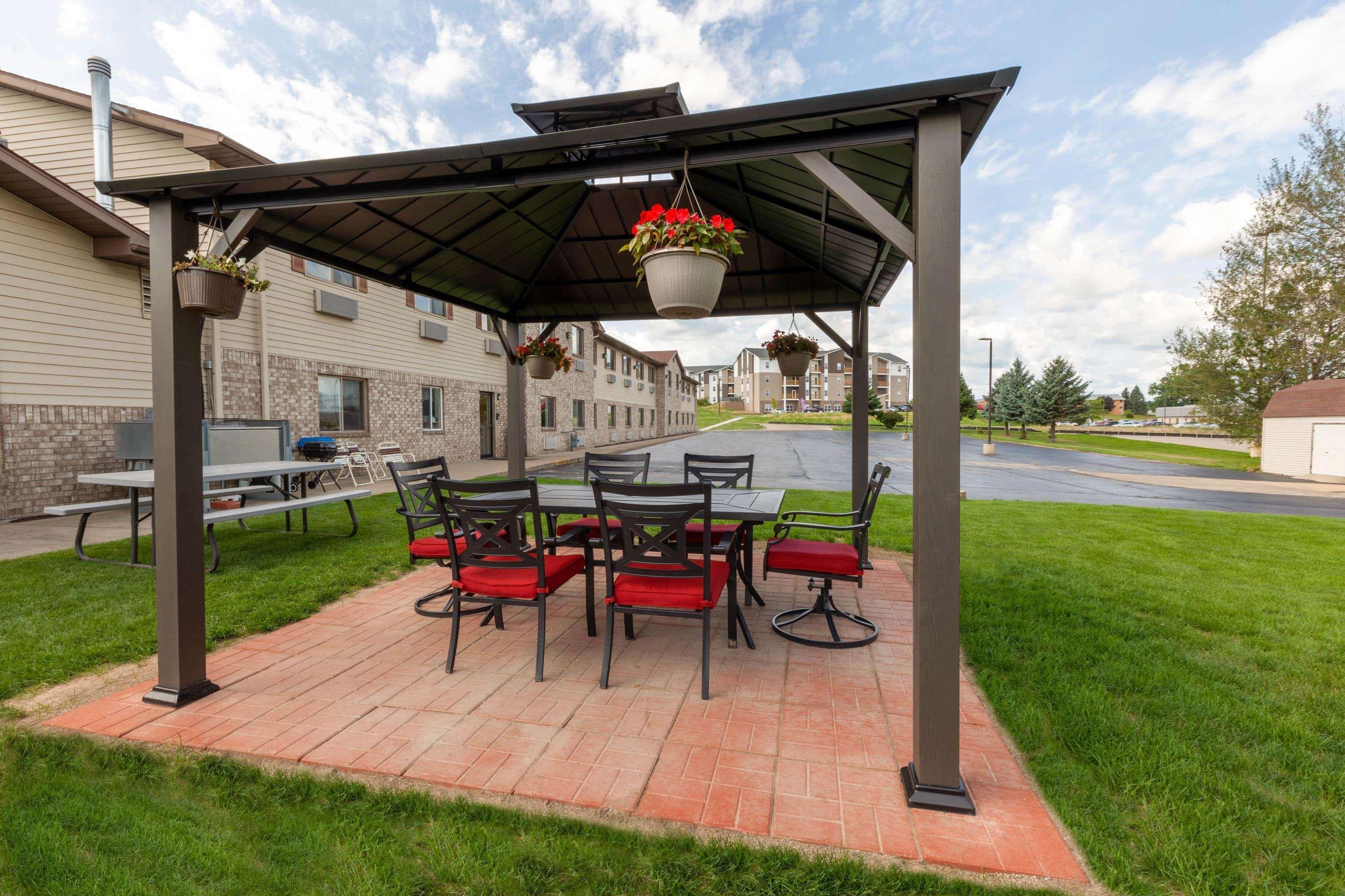 Super 8 By Wyndham Big Rapids Motel Exterior foto