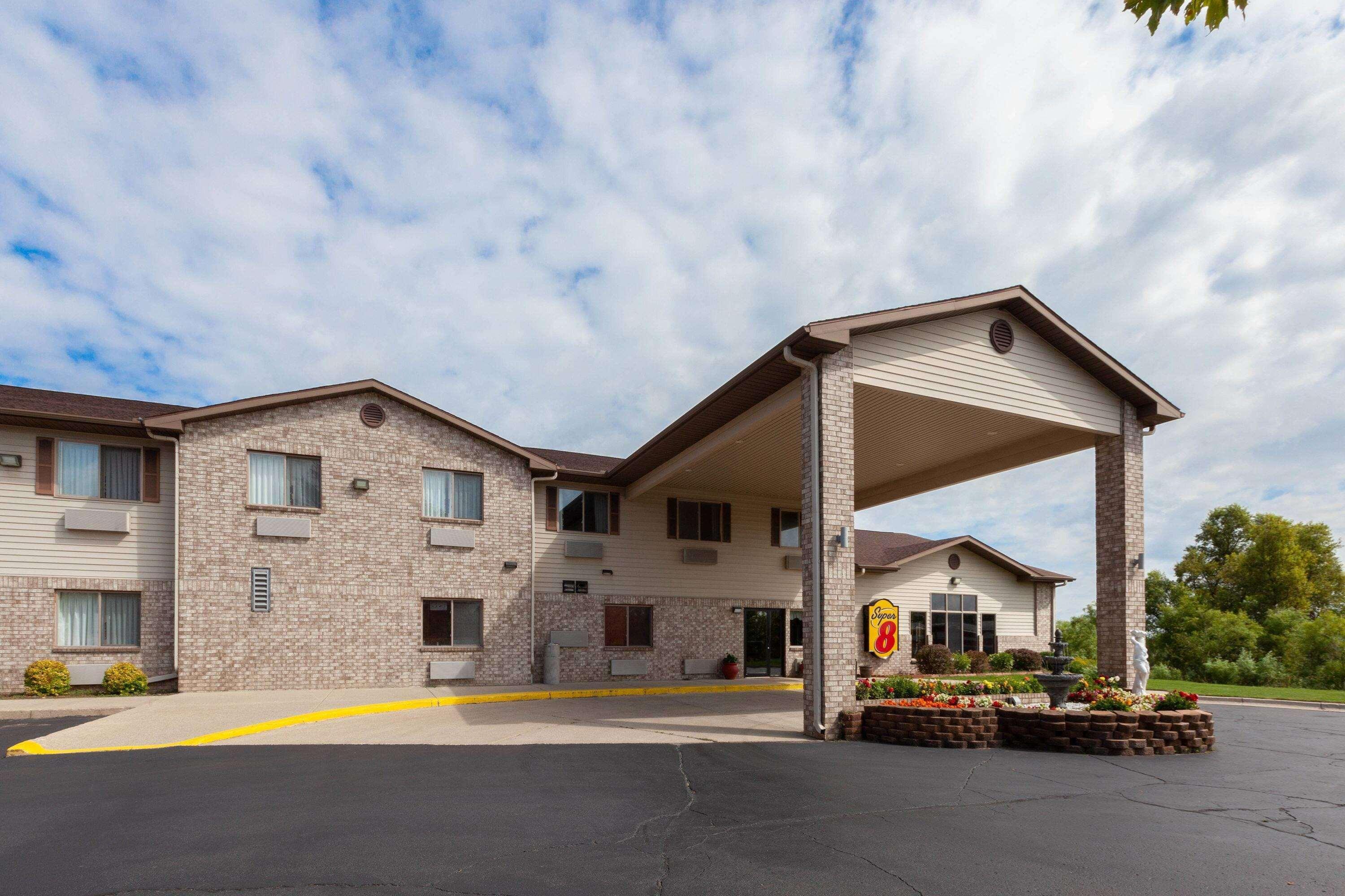 Super 8 By Wyndham Big Rapids Motel Exterior foto