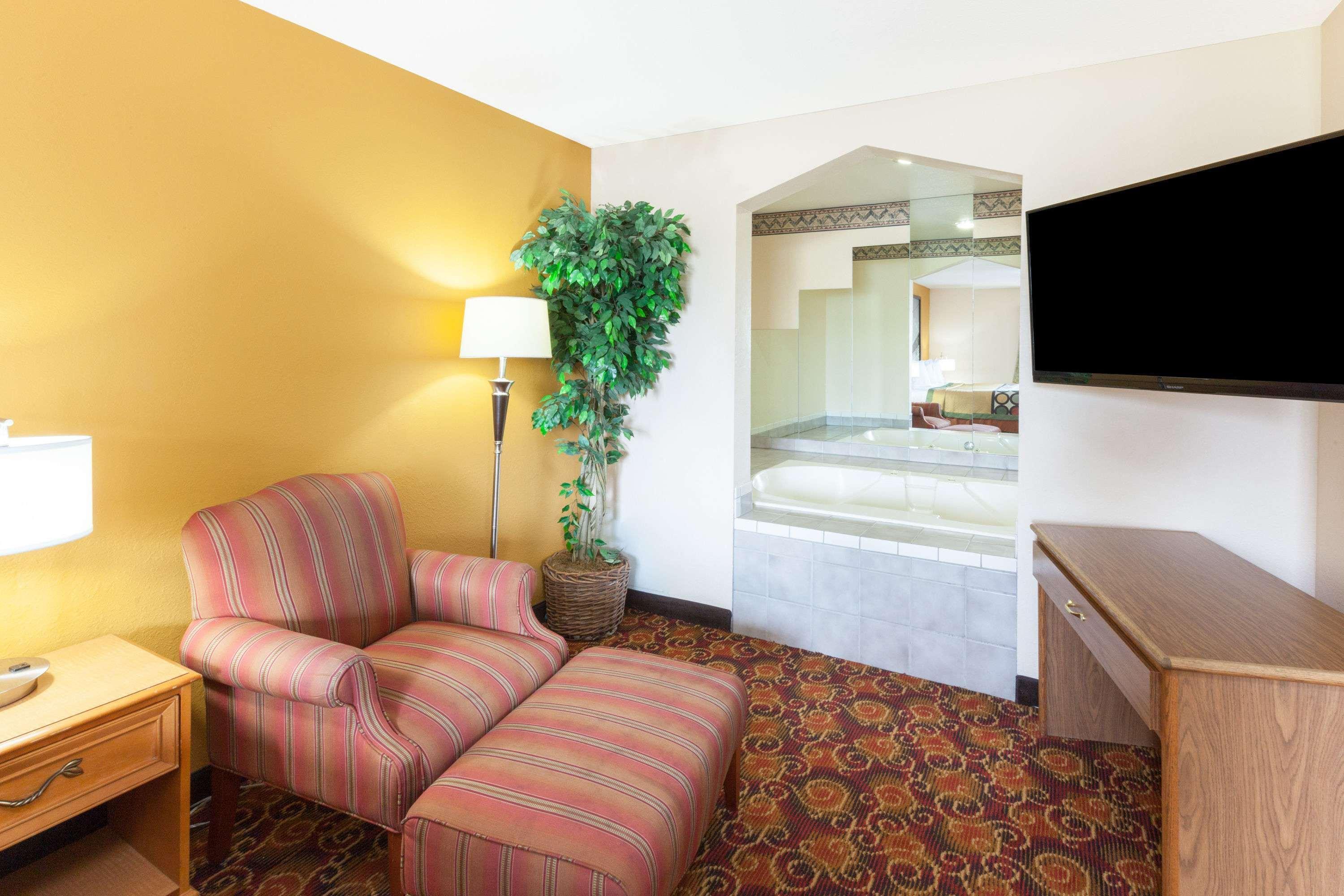 Super 8 By Wyndham Big Rapids Motel Exterior foto