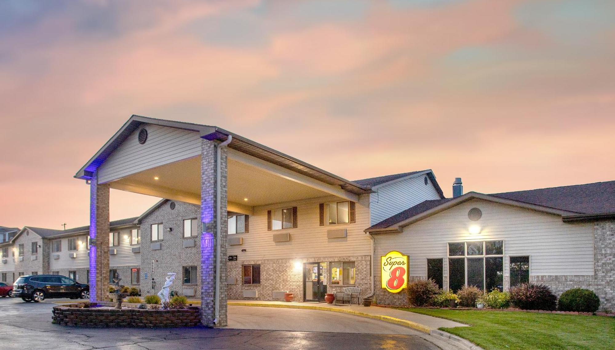 Super 8 By Wyndham Big Rapids Motel Exterior foto