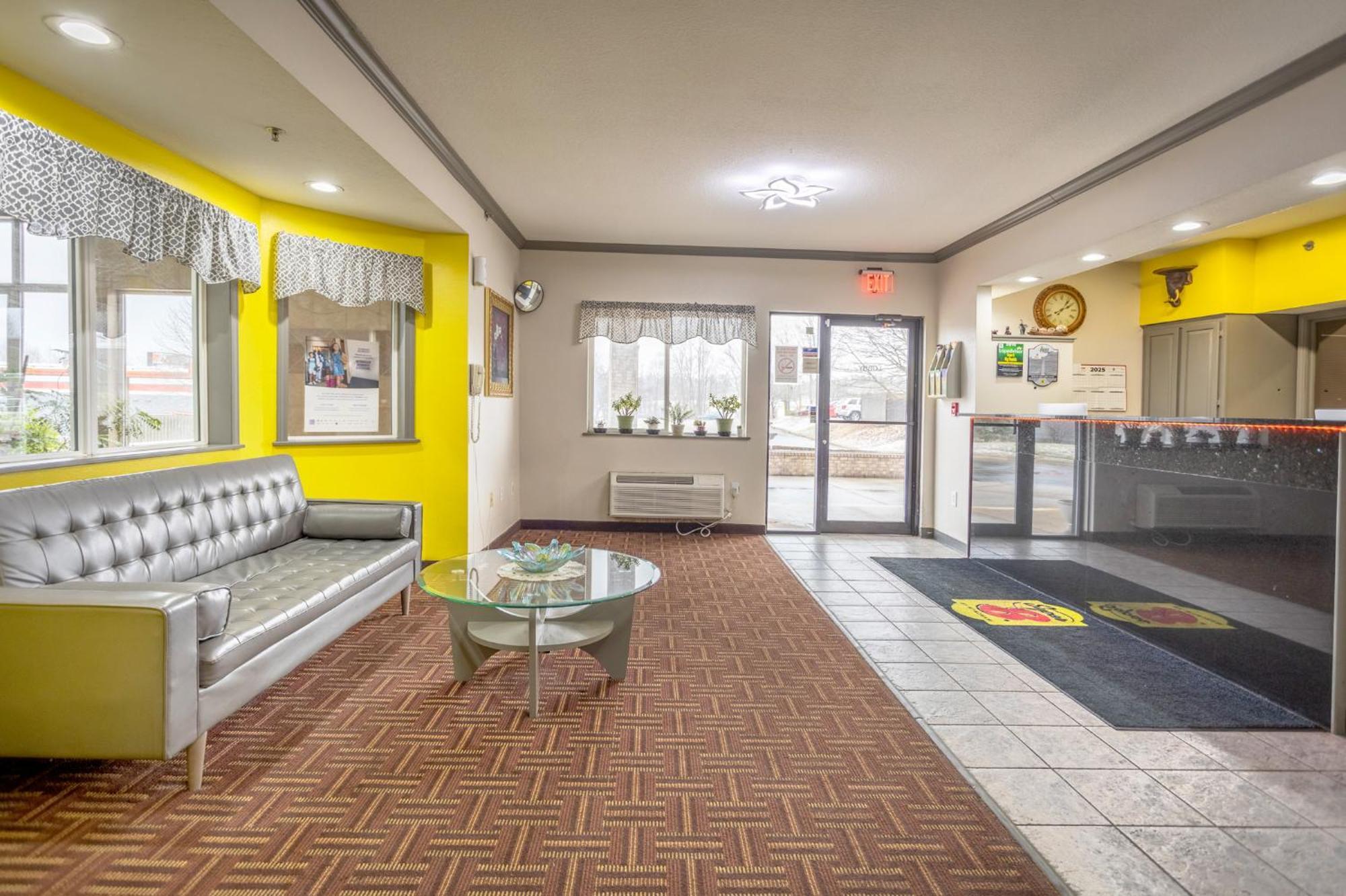 Super 8 By Wyndham Big Rapids Motel Exterior foto