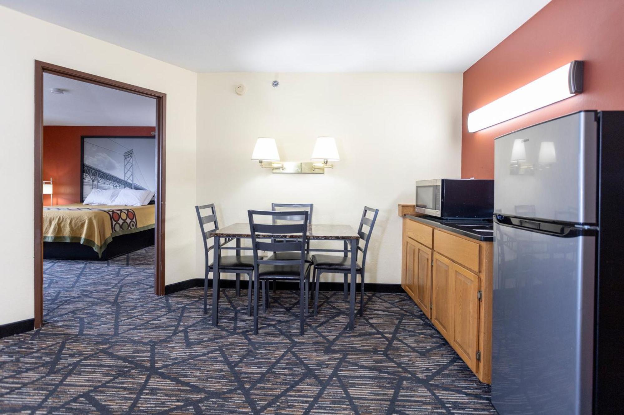 Super 8 By Wyndham Big Rapids Motel Exterior foto