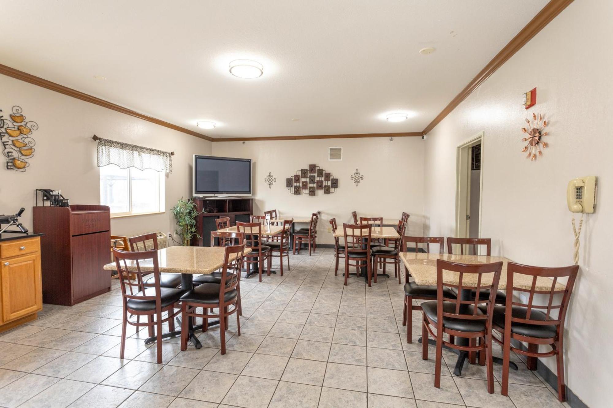 Super 8 By Wyndham Big Rapids Motel Exterior foto