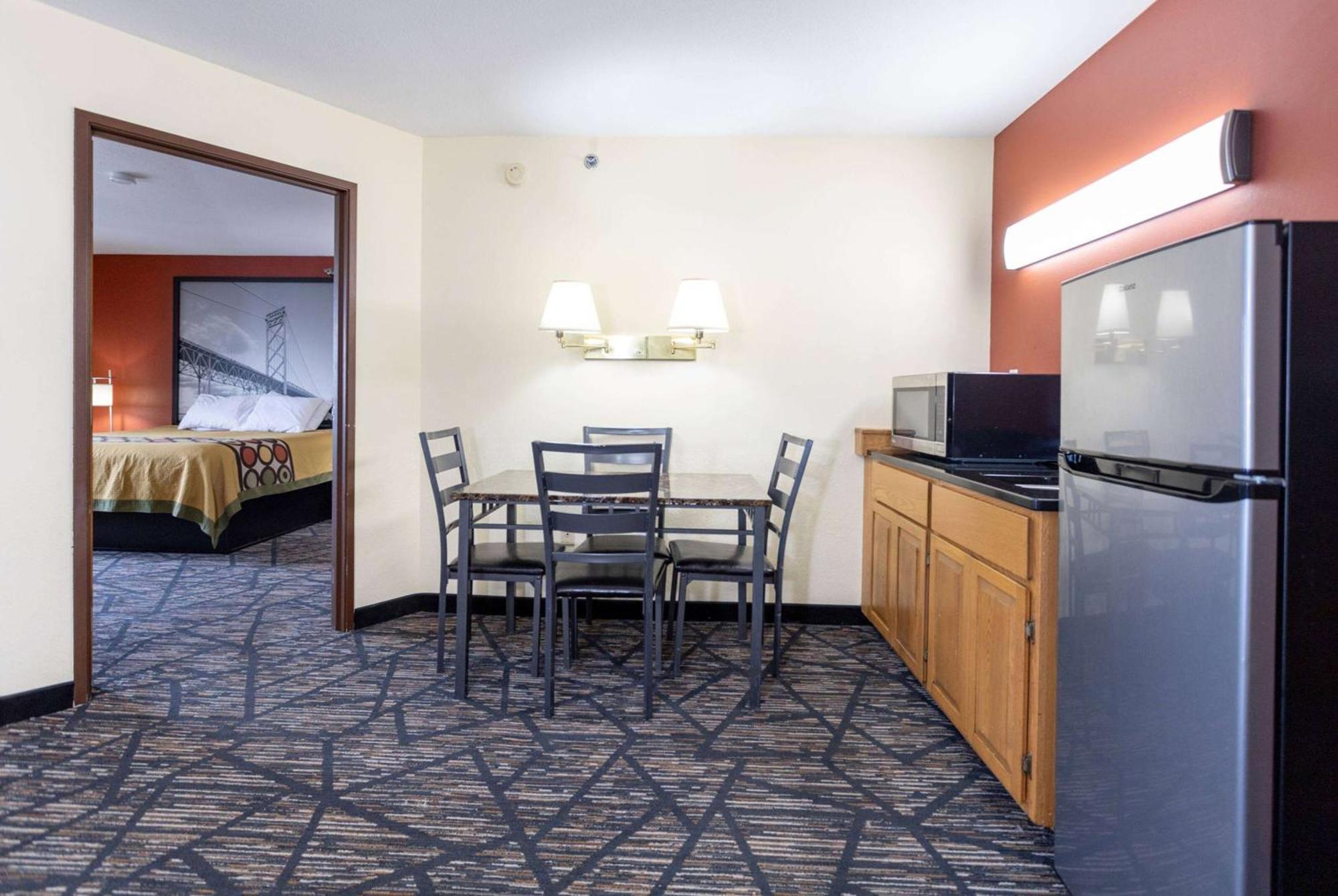 Super 8 By Wyndham Big Rapids Motel Exterior foto